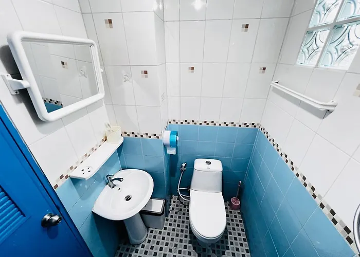 208 Budget Wi-fi Utilities Bangkoks Center ゲストハウス 3*